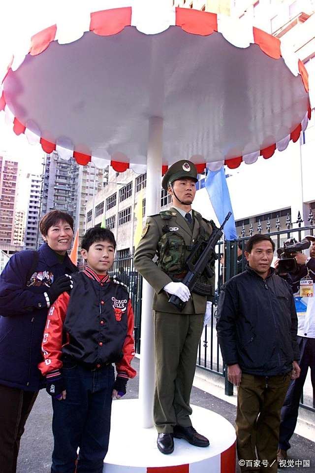 澳门回归祖国19周年,重温解放军驻防历史一刻,依然让人泪流满面